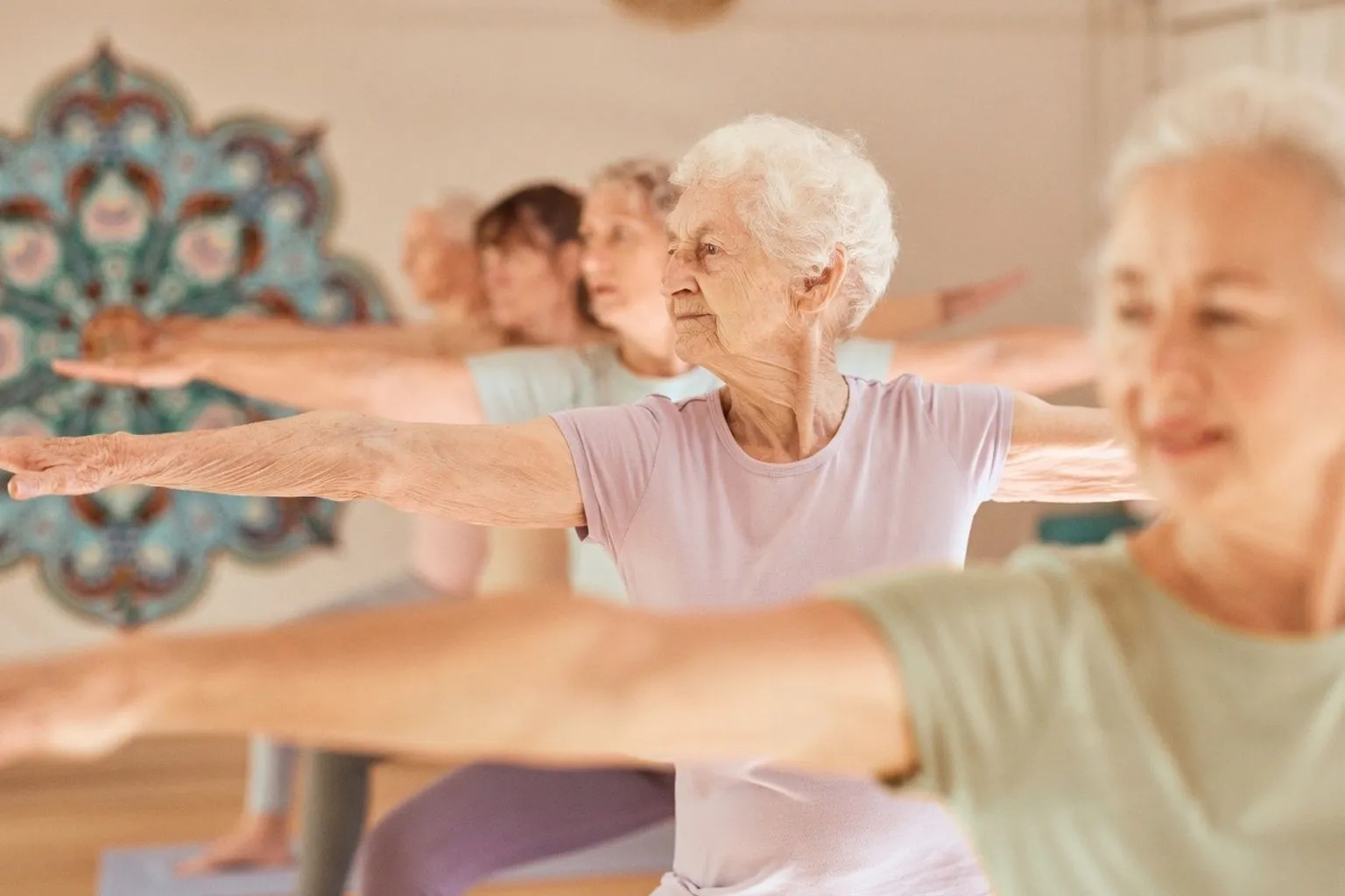 Yoga et stimulation cognitive : une alliance prometteuse pour les seniors